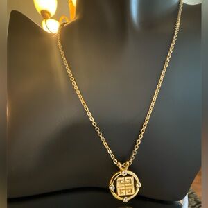 Givenchy Elegant Gold Pendant Necklace! Excellent condition!